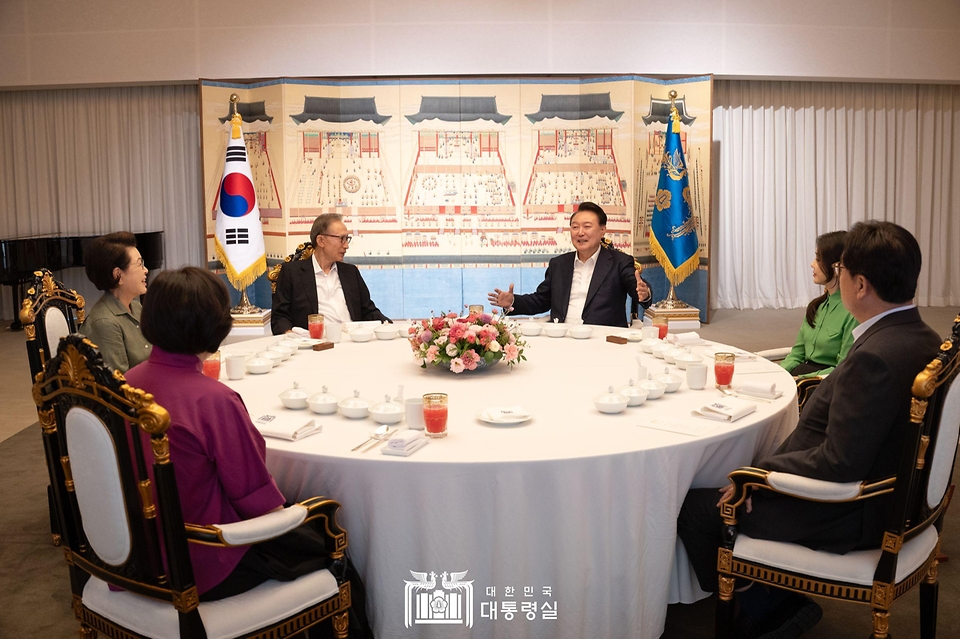 윤석열 대통령과 김건희 여사가 12일 서울 용산구 한남동 대통령 관저에서 이명박 전 대통령과 김윤옥 여사, 정진석 대통령 비서실장 부부와 만찬 자리를 갖고 있다. 