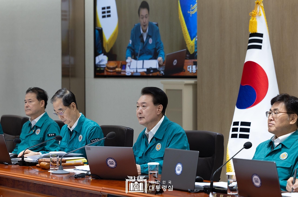 윤석열 대통령이 19일 서울 용산 대통령실 청사에서 열린 을지 및 제36회 국무회의를 주재하며 발언하고 있다.