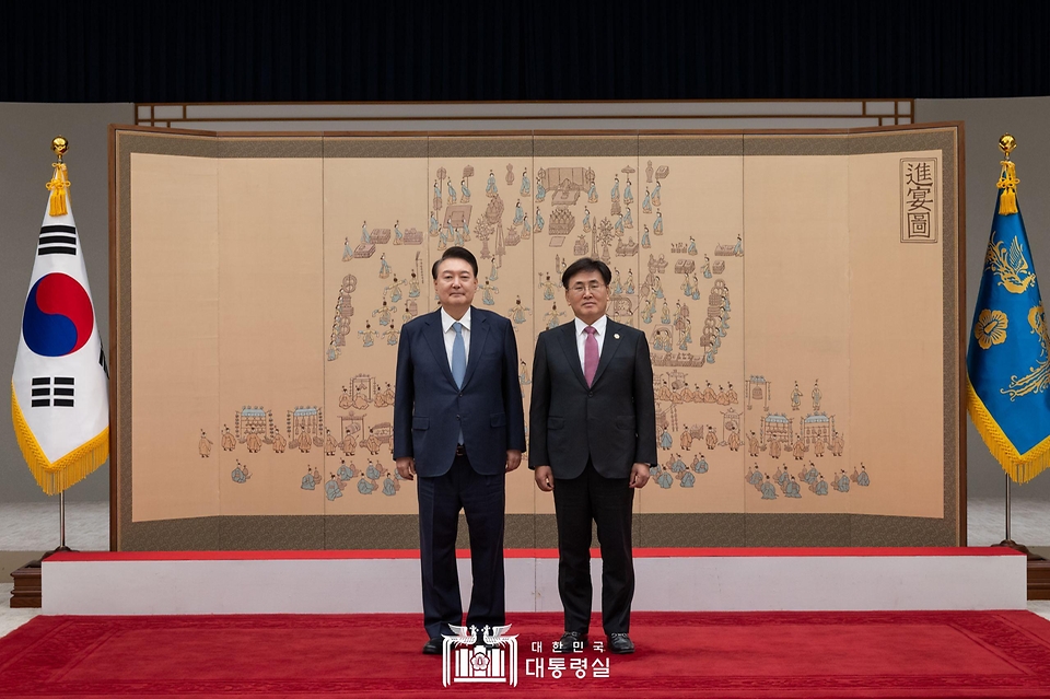 윤석열 대통령이 19일 서울 용산 대통령실 청사에서 열린 장관 임명장 수여식에서 유상임 과학기술정보통신부 장관에게 임명장을 수여한 뒤 기념 촬영을 하고 있다.