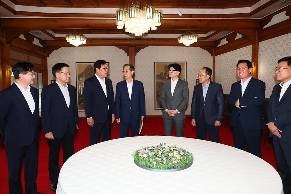 한덕수 국무총리가 18일 서울 종로구 삼청동 총리공관에서 열린 고위 당·정·대 협의회에서 참석자들과 환담을 나누고 있다. 