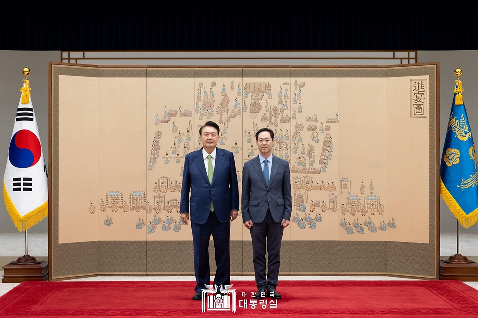 윤석열 대통령이 20일 서울 용산 대통령실 청사에서 열린 ‘재외공관장 신임장 수여식’에서 선남국 주브루나이 대사에게 신임장을 수여한 뒤 기념 촬영을 하고 있다. 