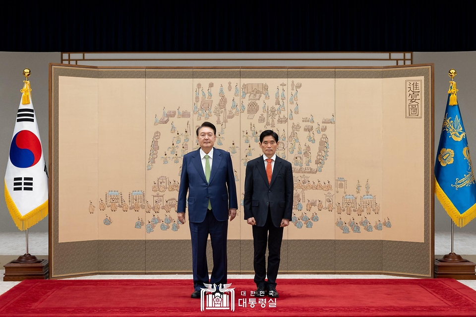 윤석열 대통령이 20일 서울 용산 대통령실 청사에서 열린 ‘재외공관장 신임장 수여식’에서 권세중 주트리니다드토바고 대사에게 신임장을 수여한 뒤 기념 촬영을 하고 있다. 