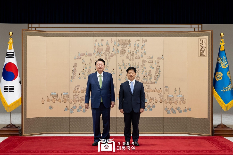 윤석열 대통령이 20일 서울 용산 대통령실 청사에서 열린 ‘재외공관장 신임장 수여식’에서 강복원 주모잠비크 대사에게 신임장을 수여한 뒤 기념 촬영을 하고 있다. 