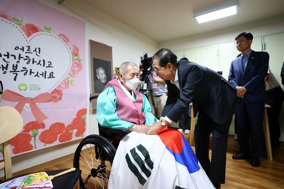  한덕수 국무총리가 21일 수원시 장안구 보훈공단 보훈원을 방문해 오성규 애국지사 등 보훈원 입소자들을 위문하며 101번째 생일을 맞은 오성규 지사에게 감사 인사를 하고 있다.