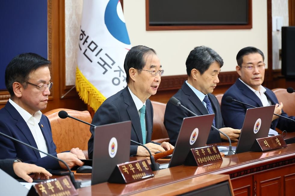 한덕수 국무총리가 3일 서울 종로구 정부서울청사에서 열린 ‘제38회 국무회의’를 주재하며 발언하고 있다.