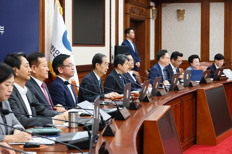 한덕수 국무총리가 3일 서울 종로구 정부서울청사에서 열린 ‘제38회 국무회의’를 주재하며 발언하고 있다.