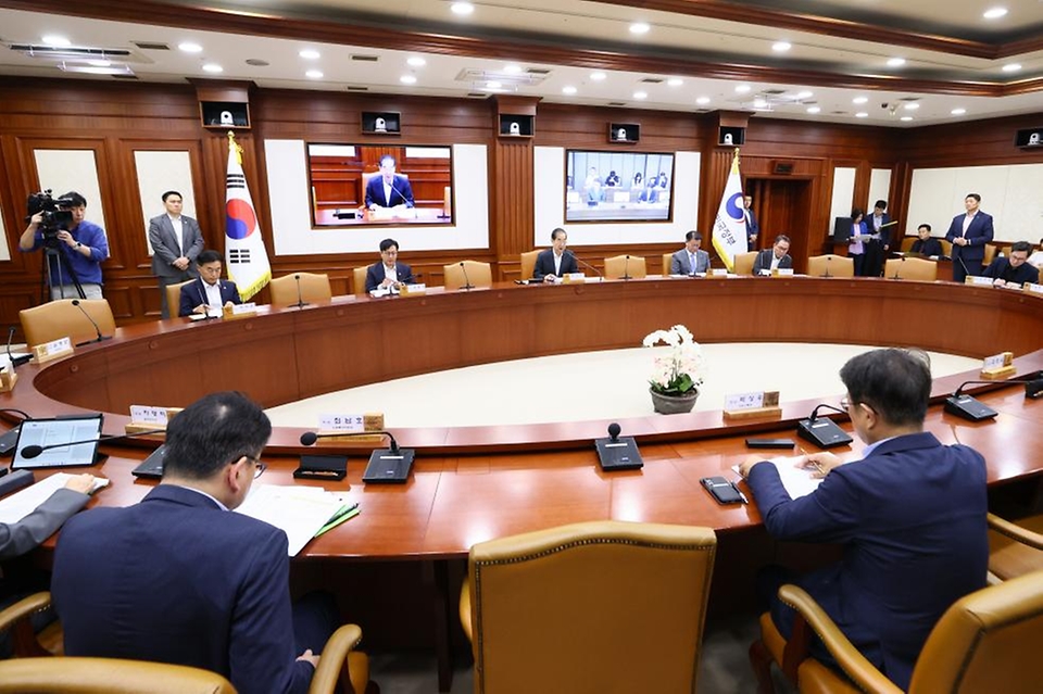 한덕수 국무총리가 6일 서울 종로구 정부서울청사에서 열린 ‘제45회 국정현안관계장관회의’를 주재하며 발언하고 있다.