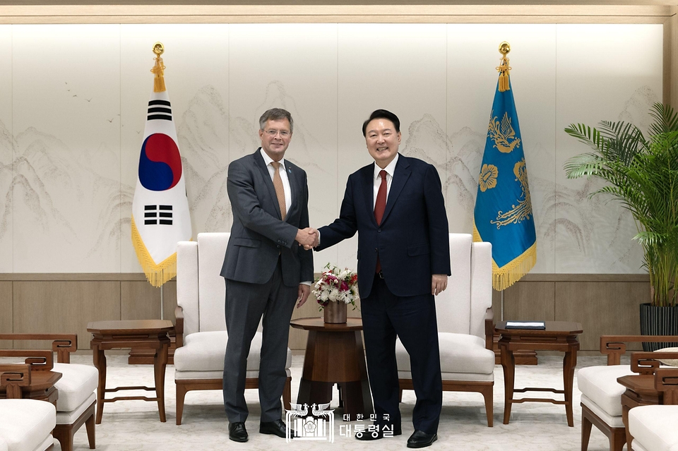 윤석열 대통령이 9일 서울 용산 대통령실 청사에서 얀 페이터 발케넨데(Jan Peter Balkenende) 전 네덜란드 총리를 만나 악수하며 기념 촬영을 하고 있다. 