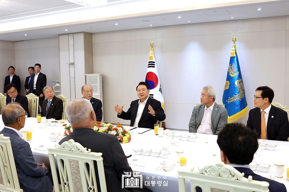 윤석열 대통령이 9일 서울 용산 대통령실에서 열린 ‘원자력 분야 원로 오찬 간담회’에서 발언하고 있다.