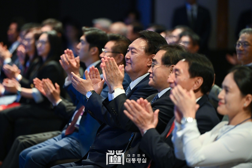 윤석열 대통령이 10일 서울 광진구 그랜드 워커힐 호텔에서 열린 ‘민주평화통일자문회의 미주지역 자문위원과의 통일대화’에서 박수치고 있다.