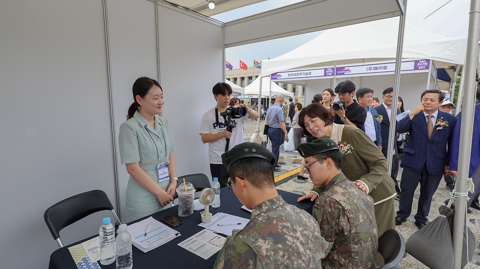 강정애 국가보훈부 장관이 10일 오전 서울시 용산구 전쟁기념관에서 열린 2024 제대군인 취·창업박람회에 참석하여 박람회장을 둘러보며 참관을 하고 있다.