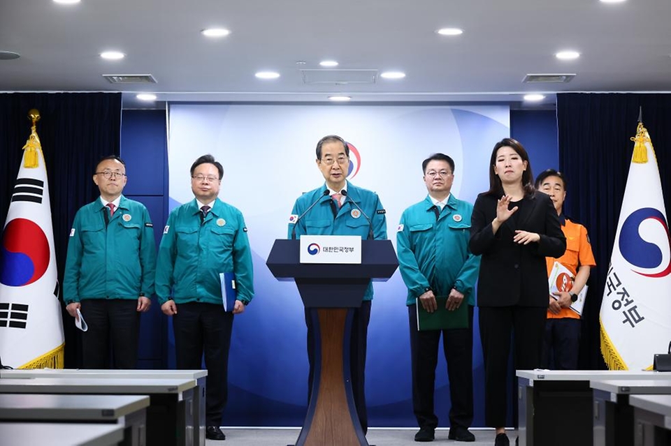 한덕수 국무총리가 12일 서울 종로구 정부서울청사에서 의사집단행동 중앙재난안전대책본부 회의 결과 브리핑을 하고 있다. (뒷줄 왼쪽부터, 이한경 재난안전관리본부장, 조규홍 보건복지부 장관, 방기선 국무조정실장, 허석곤 소방청장)