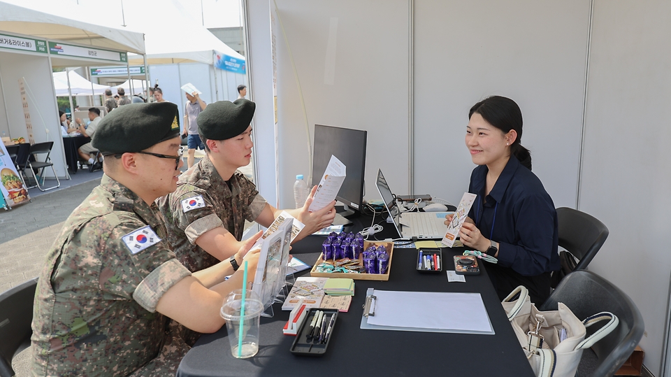 10일 오전 서울시 용산구 전쟁기념관에서 열린 2024 제대군인 취·창업박람회에 현역장병 및 제대군인 등 참가자들이 기업 부스를 둘러보며 설명을 듣고 있다.