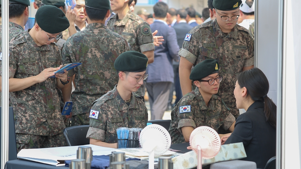 10일 오전 서울시 용산구 전쟁기념관에서 열린 2024 제대군인 취·창업박람회에 현역장병 및 제대군인 등 참가자들이 기업 부스를 둘러보며 설명을 듣고 있다.