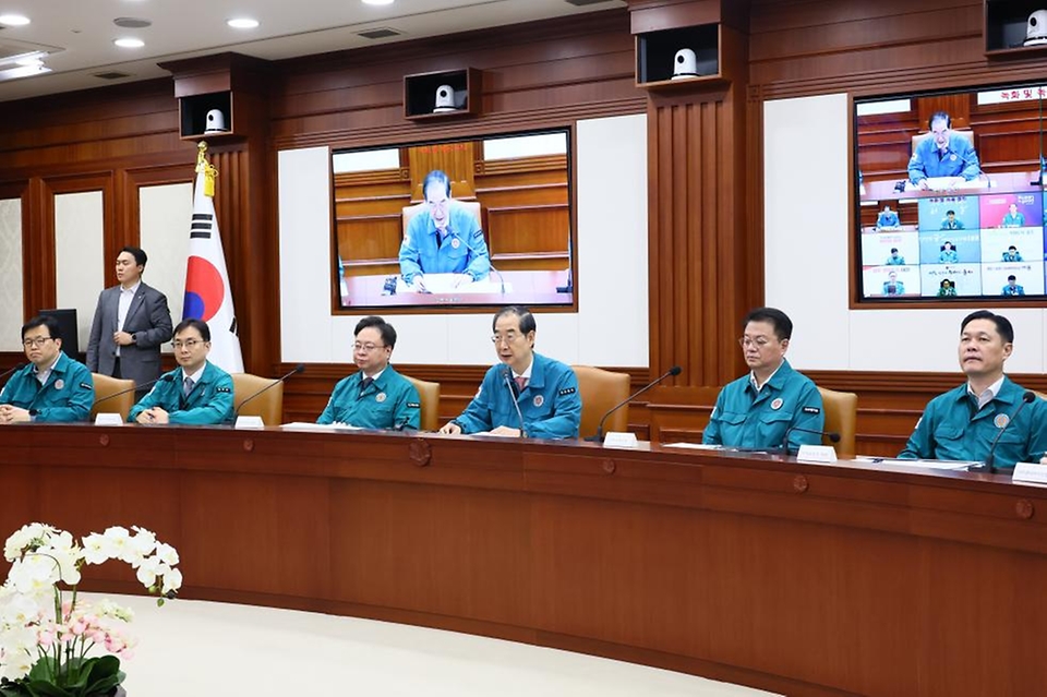 한덕수 국무총리가 12일 서울 종로구 정부서울청사에서 열린 ‘의사집단행동 중앙재난안전대책본부 회의’를 주재하며 발언하고 있다.