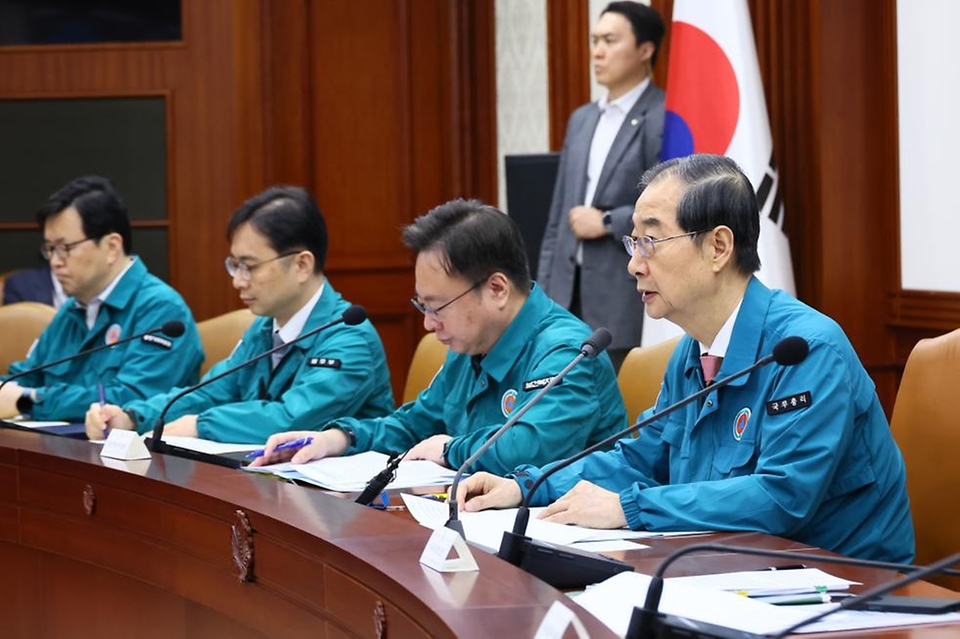 한덕수 국무총리가 12일 서울 종로구 정부서울청사에서 열린 ‘의사집단행동 중앙재난안전대책본부 회의’를 주재하며 발언하고 있다.