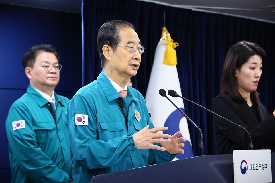 한덕수 국무총리가 12일 서울 종로구 정부서울청사에서 의사집단행동 중앙재난안전대책본부 회의 결과 브리핑을 하고 있다.