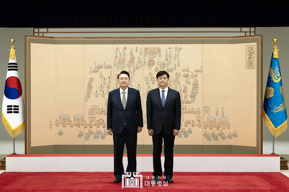 윤석열 대통령이 12일 서울 용산 대통령실 청사에서 열린 위촉장 수여식에서 서승환 국민경제자문회의 부의장에게 위촉장을 수여한 뒤 기념 촬영을 하고 있다. 