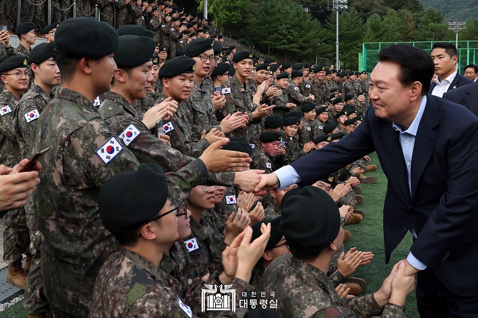 윤석열 대통령이 추석 명절인 17일 강원도 화천군 육군 제15사단 사열대에서 장병들과 인사하고 있다.