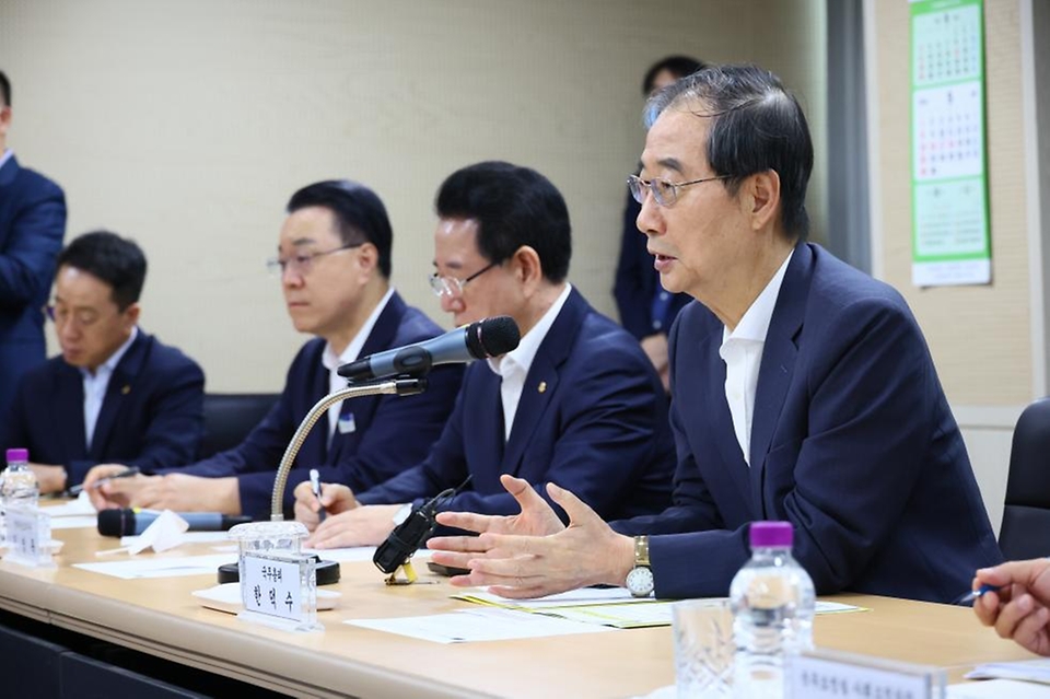 한덕수 국무총리가 13일 전라남도 화순군 화순전남대병원에서 열린 ‘지역 비상진료 현장점검 간담회’에 참석해 의료진과 지역 비상진료 대응상황 점검 및 필수의료 강화를 위한 현안 과제를 논의하고 있다.