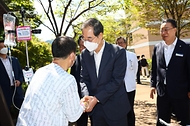 한덕수 국무총리가 13일 전라남도 화순군 화순전남대병원을 찾아 입원 중인 환자를 위로하고 있다. 