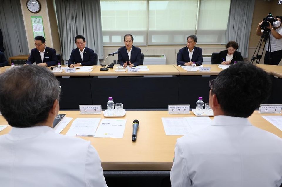 한덕수 국무총리가 13일 전라남도 화순군 화순전남대병원에서 열린 ‘지역 비상진료 현장점검 간담회’에 참석해 의료진과 지역 비상진료 대응상황 점검 및 필수의료 강화를 위한 현안 과제를 논의하고 있다.