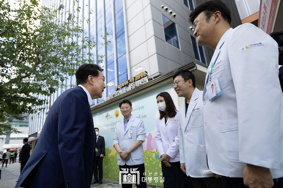 윤석열 대통령이 추석 연휴 마지막 날인 18일 서울 성북구 성북우리아이들병원을 찾아 의료진과 대화하고 있다. 