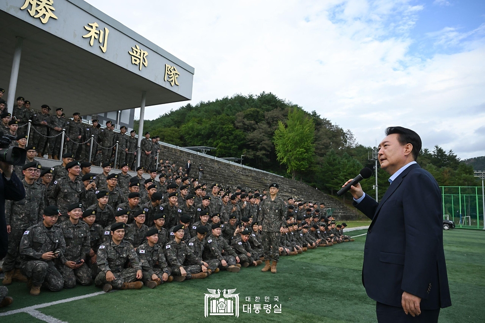 윤석열 대통령이 추석 명절인 17일 강원도 화천군 육군 제15사단 사열대에서 장병들을 격려하며 발언하고 있다.