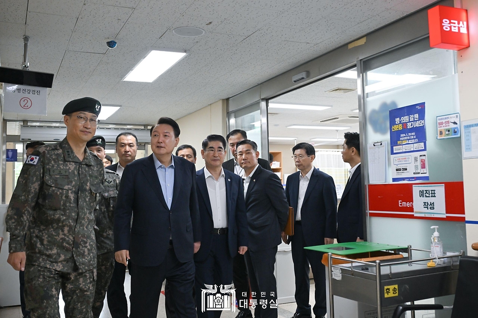 윤석열 대통령이 추석 명절인 17일 강원도 화천군 육군 제15사단 의무대대 응급실을 방문해 군의 민간의료지원 관련 현황을 살피고 있다.