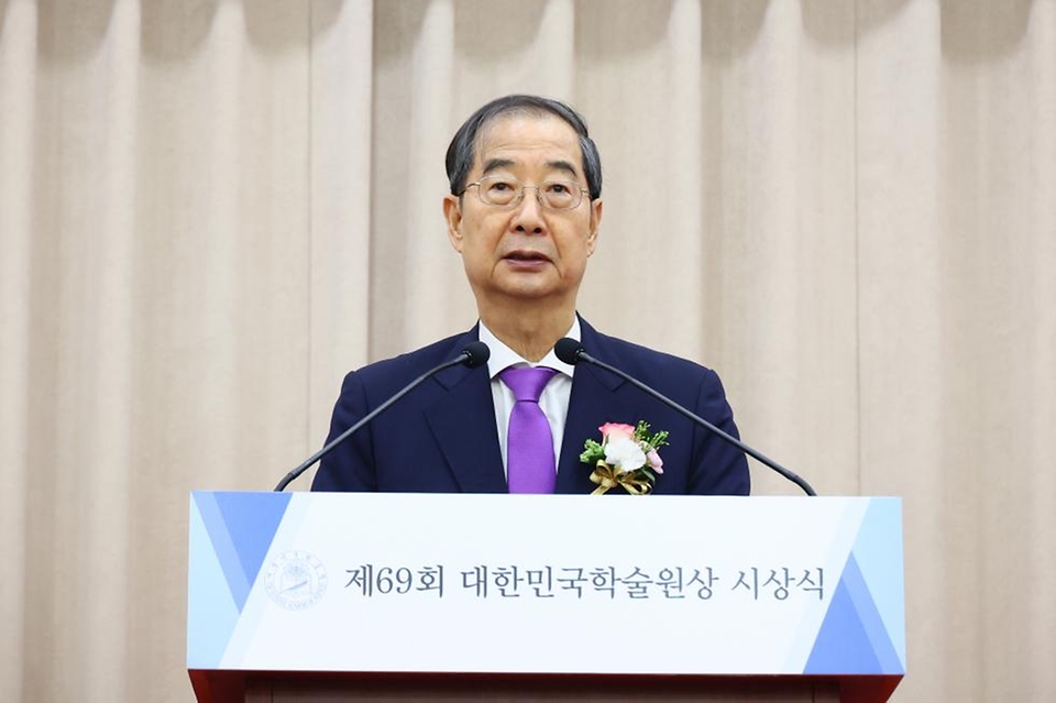 한덕수 국무총리가 20일 서울 서초구 대한민국학술원에서 열린 ‘대한민국학술원상 시상식’에서 축사하고 있다.