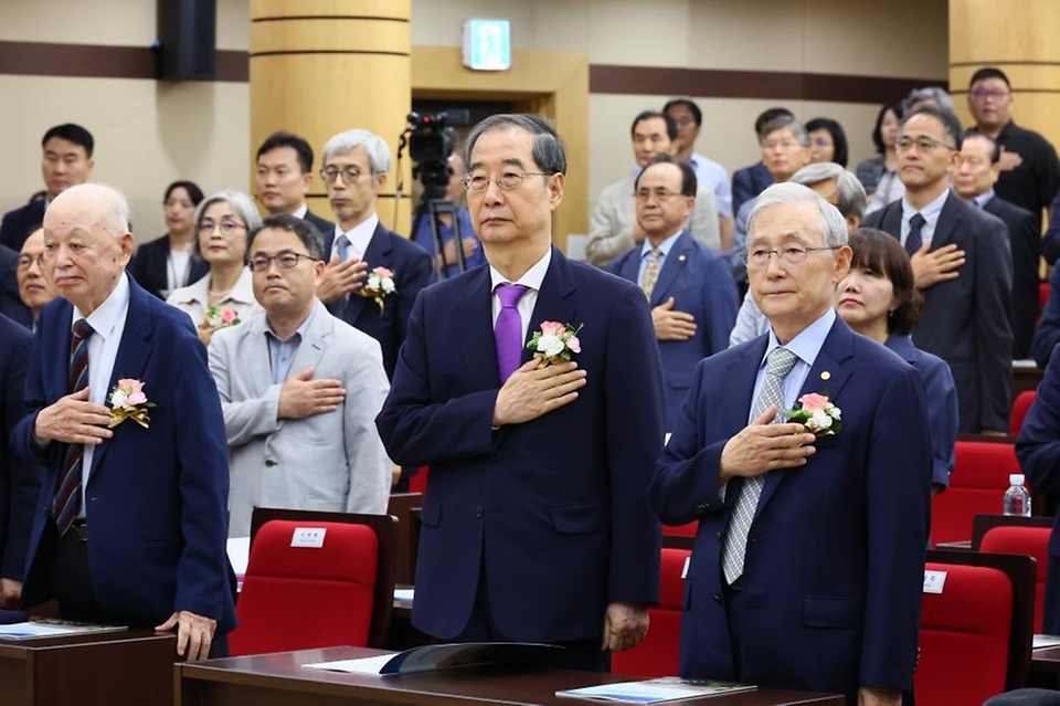 한덕수 국무총리가 20일 서울 서초구 대한민국학술원에서 열린 ‘대한민국학술원상 시상식’에서 국기에 경례하고 있다.