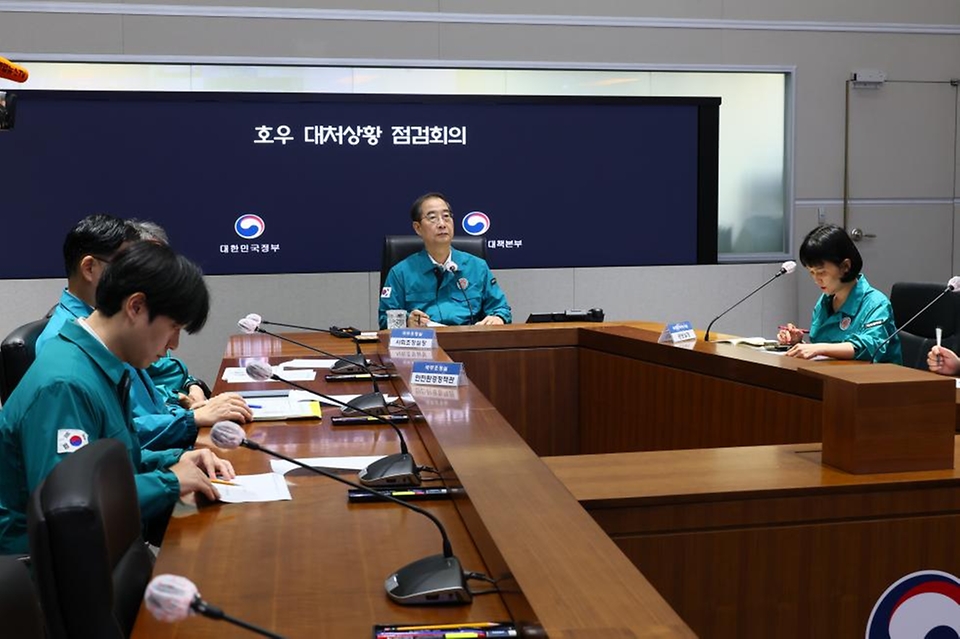 한덕수 국무총리가 21일 서울 종로구 정부서울청사 상황실에서 열린 ‘호우대처 상황 점검회의’를 주재하고 있다. 