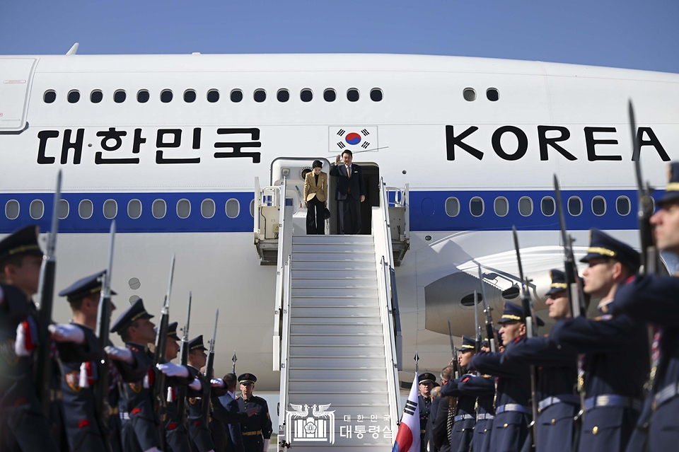 윤석열 대통령과 김건희 여사가 21일(현지시간) 체코 프라하 바츨라프 하벨 국제공항에서 체코 공식 방문 일정을 마치고 전용기인 공군 1호기에 올라 인사하고 있다.