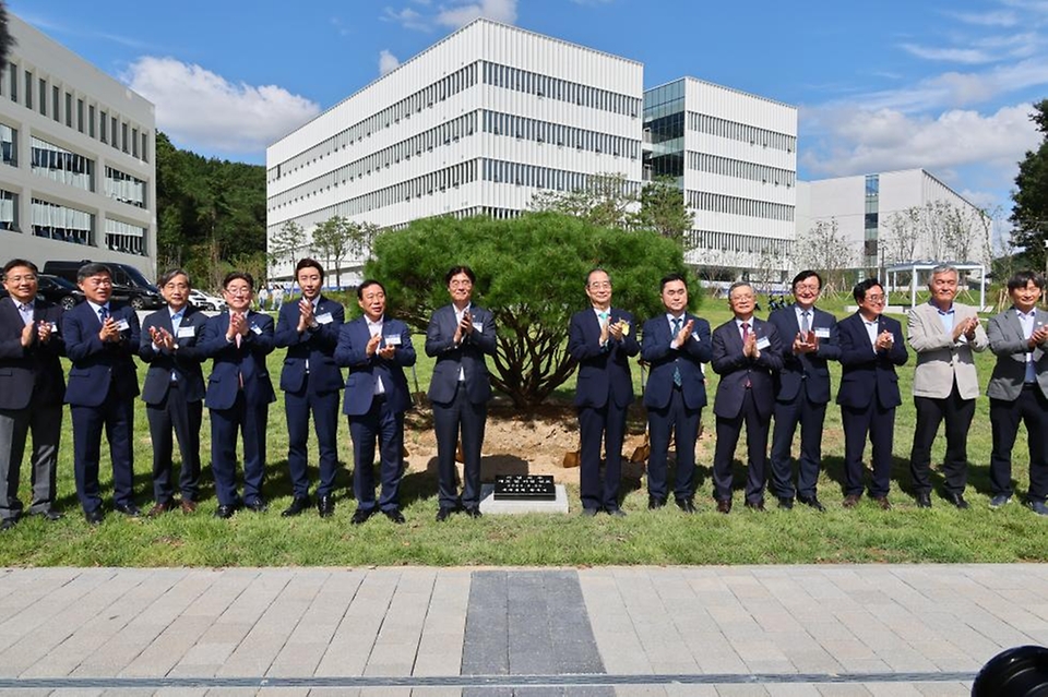 한덕수 국무총리가 25일 세종 집현동 세종공동캠퍼스 맞이광장에서 열린 개교 기념 비전 선포식에 참석, 축사 및  세리머니를 하고 있다.