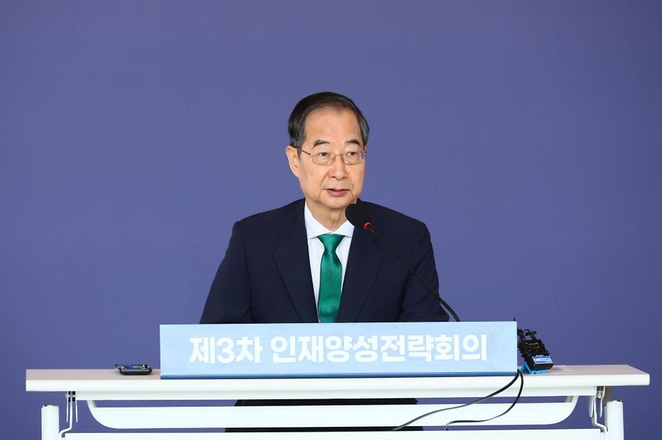 한덕수 국무총리가 27일 서울 관악구 서울대학교에서 열린 제3차 인재양성전략회의에서 발언을 하고 있다.