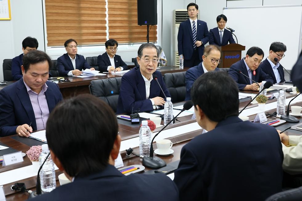 한덕수 국무총리가 26일 경북 영천시 금호읍 (주)한호에코스티 영천공장을 방문, 현장을 둘러보고 뿌리 업계 간담회를 주재하고 있다.