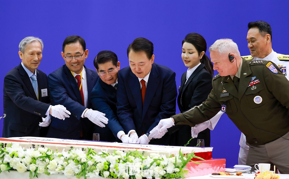 윤석열 대통령 부부는 1일  성남 서울공항에서 열린 건군 제76주년 국군의 날 경축연에 참석했습니다.