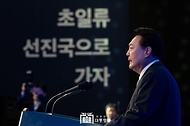 윤석열 대통령이 30일 서울 중구 롯데호텔에서 열린 한국경제 창간 60주년 포럼에 참석했습니다.