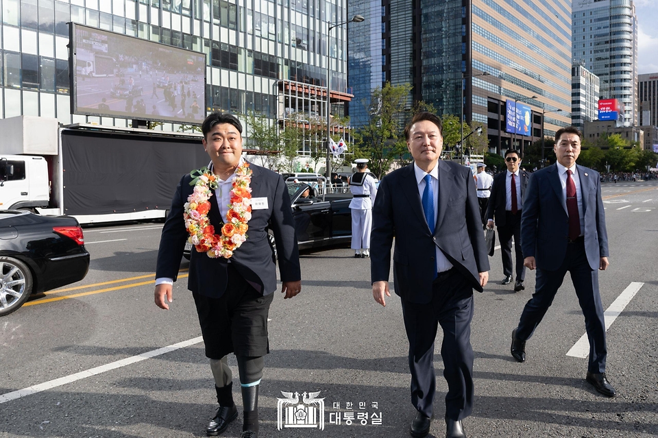 10월 1일 윤석열 대통령은 국군의 날 기념식에 이어 광화문에서 국민과 함께하는 시가행진을 주관했습니다.