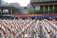 10월 1일 윤석열 대통령은 국군의 날 기념식에 이어 광화문에서 국민과 함께하는 시가행진을 주관했습니다.