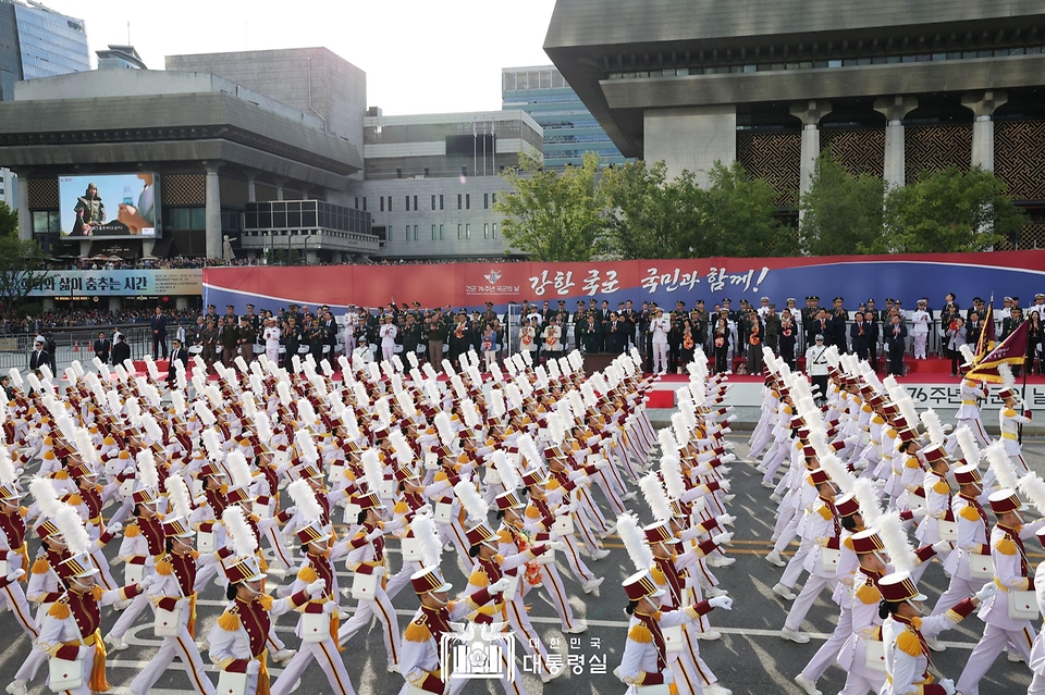 10월 1일 윤석열 대통령은 국군의 날 기념식에 이어 광화문에서 국민과 함께하는 시가행진을 주관했습니다.