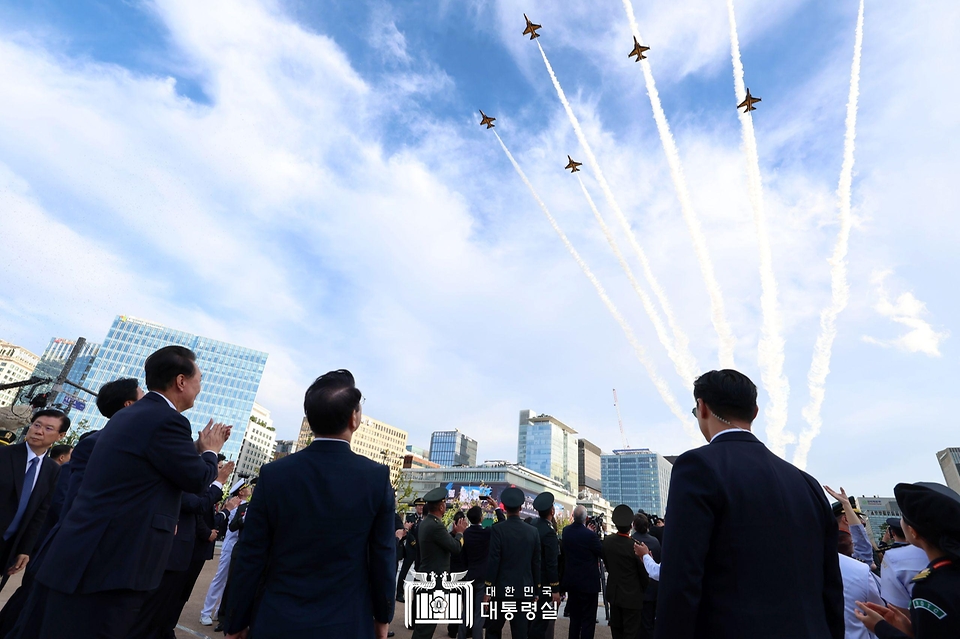 10월 1일 윤석열 대통령은 국군의 날 기념식에 이어 광화문에서 국민과 함께하는 시가행진을 주관했습니다.