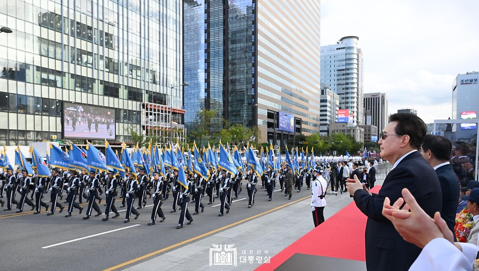 10월 1일 윤석열 대통령은 국군의 날 기념식에 이어 광화문에서 국민과 함께하는 시가행진을 주관했습니다.