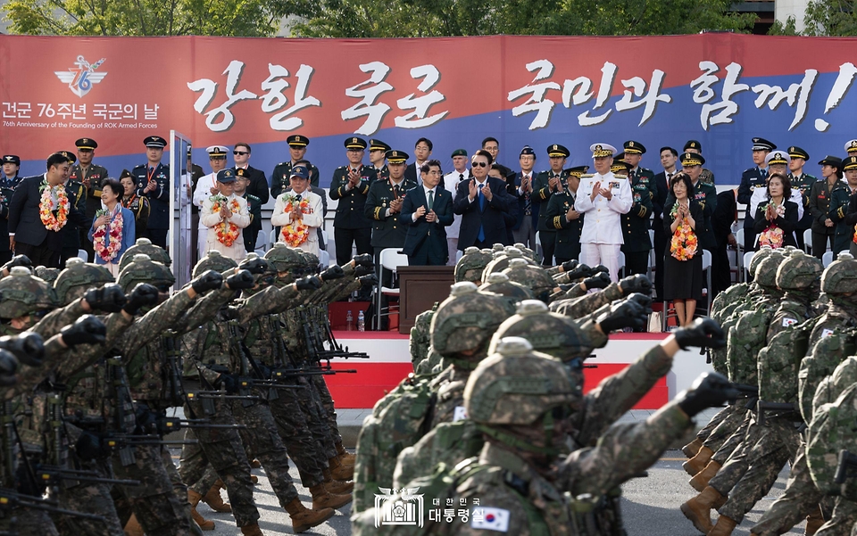 10월 1일 윤석열 대통령은 국군의 날 기념식에 이어 광화문에서 국민과 함께하는 시가행진을 주관했습니다.