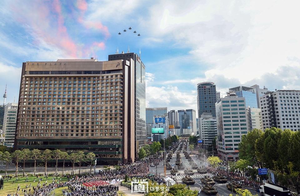 10월 1일 윤석열 대통령은 국군의 날 기념식에 이어 광화문에서 국민과 함께하는 시가행진을 주관했습니다.