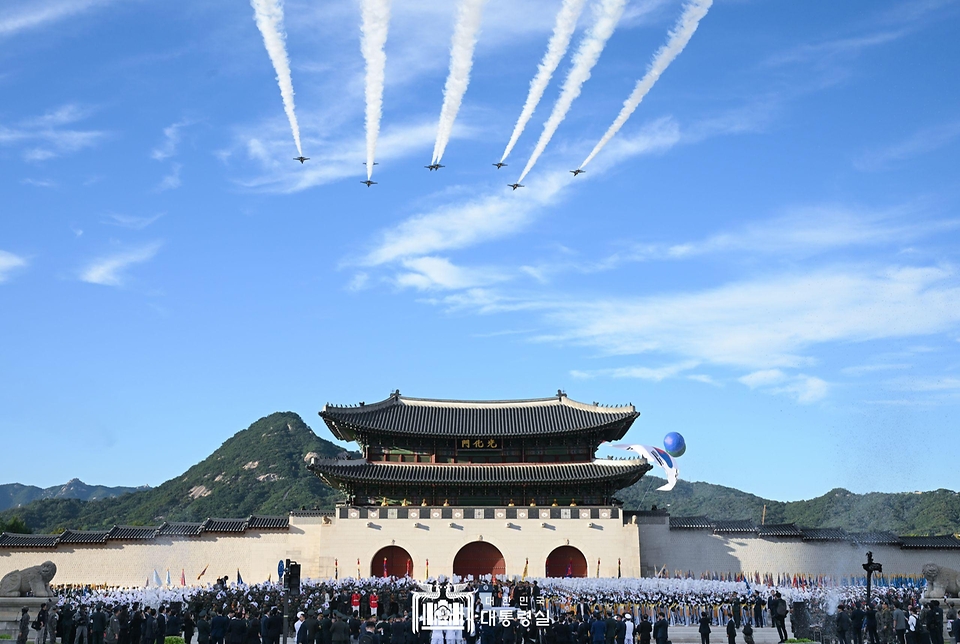 10월 1일 윤석열 대통령은 국군의 날 기념식에 이어 광화문에서 국민과 함께하는 시가행진을 주관했습니다.