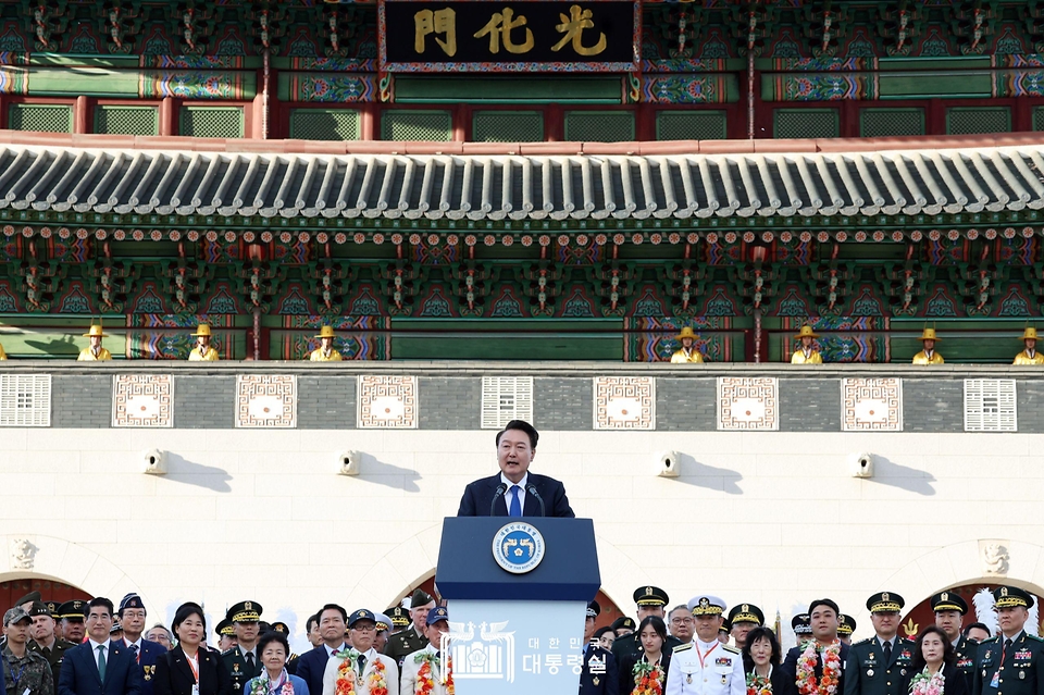 10월 1일 윤석열 대통령은 국군의 날 기념식에 이어 광화문에서 국민과 함께하는 시가행진을 주관했습니다.