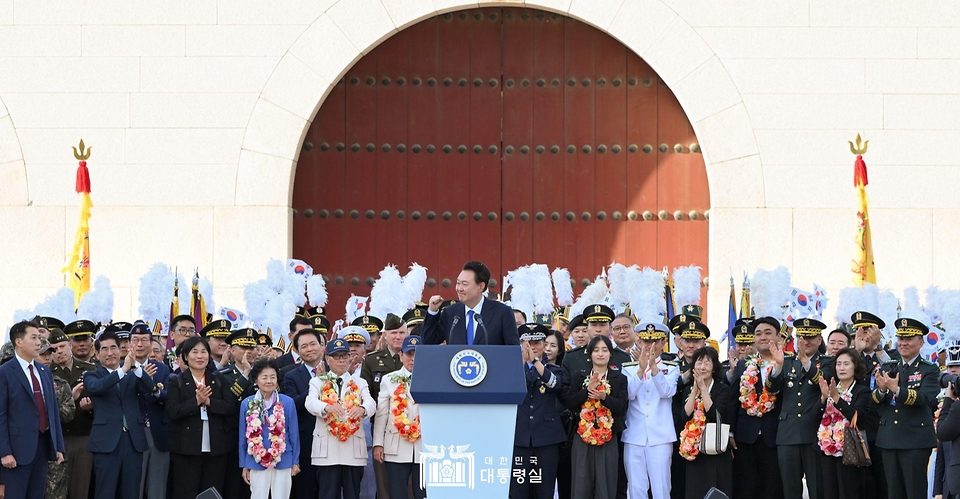 10월 1일 윤석열 대통령은 국군의 날 기념식에 이어 광화문에서 국민과 함께하는 시가행진을 주관했습니다.