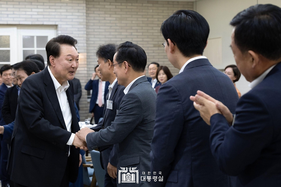 10월 2일 윤석열 대통령은 대통령실 파인그라스에서 국민의힘 원내지도부, 상임위원장 및 간사단을 격려하기 위해 만찬을 가졌습니다.