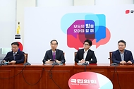 한덕수 국무총리가 3일 여의도 국회에서 국민의힘 한동훈 대표와 의정갈등 해결 방안 등을 논의하고 있다.